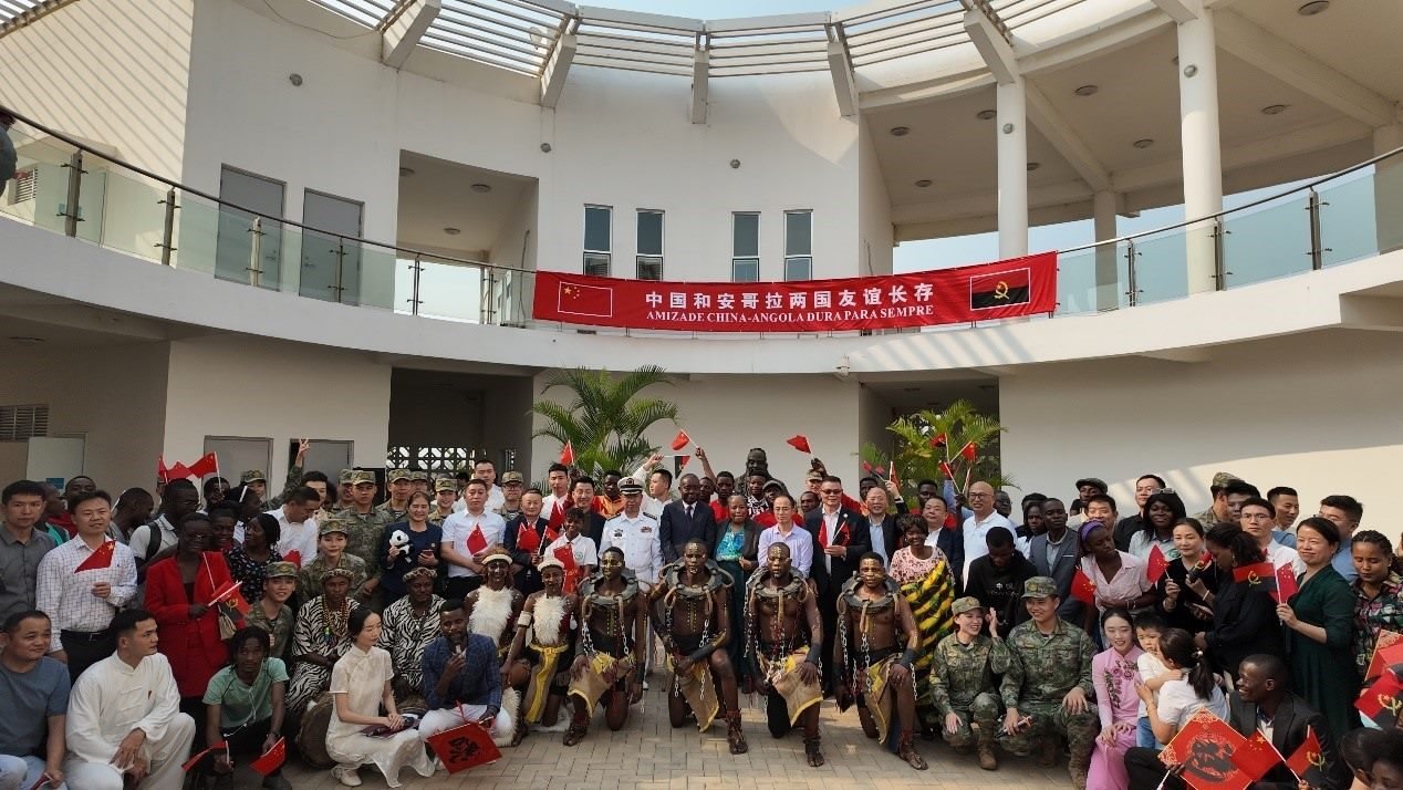 文化聯(lián)誼活動(dòng)合影。內(nèi)圖大學(xué)孔子學(xué)院供圖