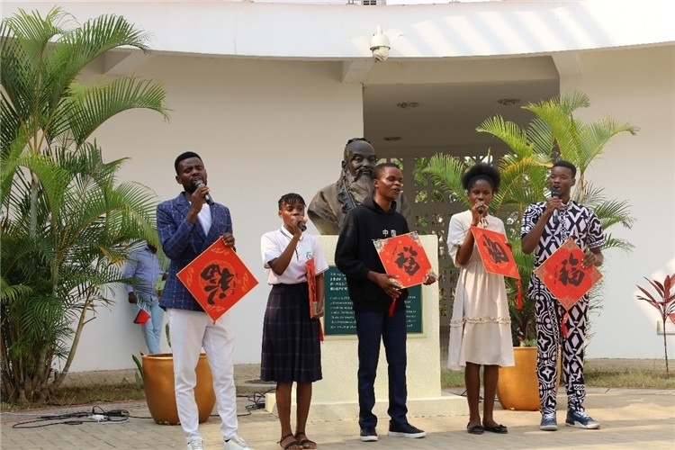 孔院學(xué)生演唱歌曲《故鄉(xiāng)的云》。內(nèi)圖大學(xué)孔子學(xué)院供圖