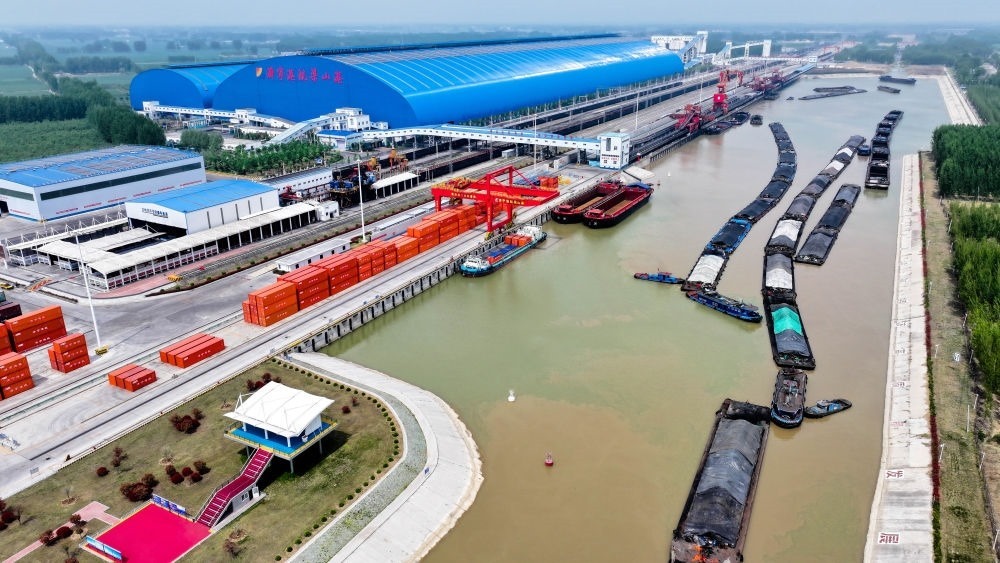 2024年4月24日，船舶行駛在山東濟寧港航梁山港航道上（無人機照片）。近年來，山東省加快構(gòu)建沿黃陸海大通道，有效促進(jìn)黃河流域各省區(qū)物流降本增效，實現(xiàn)更高水平對外開放。