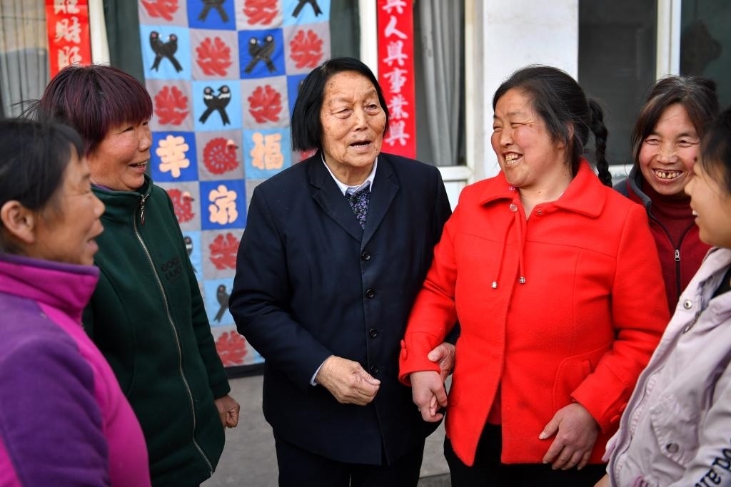 2019年3月23日，申紀蘭（左三）在山西省平順縣西溝村與村民分享全國兩會精神。新華社記者 曹陽 攝