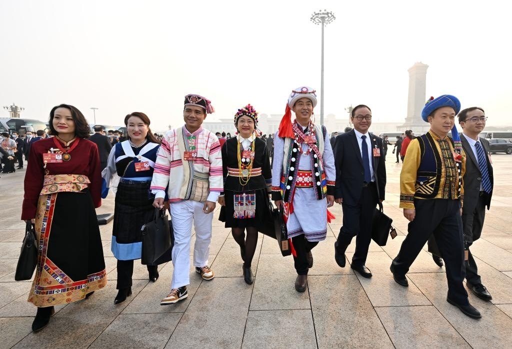 2023年3月5日，第十四屆全國人民代表大會第一次會議在北京人民大會堂開幕。這是全國人大代表走向會場。新華社記者 陳益宸 攝
