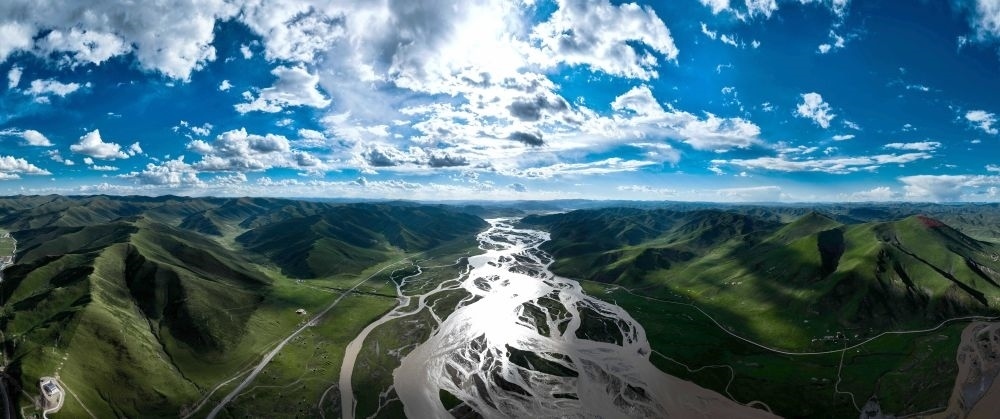 2024年7月31日在青海省果洛藏族自治州達(dá)日縣境內(nèi)拍攝的黃河（無人機全景照片）。