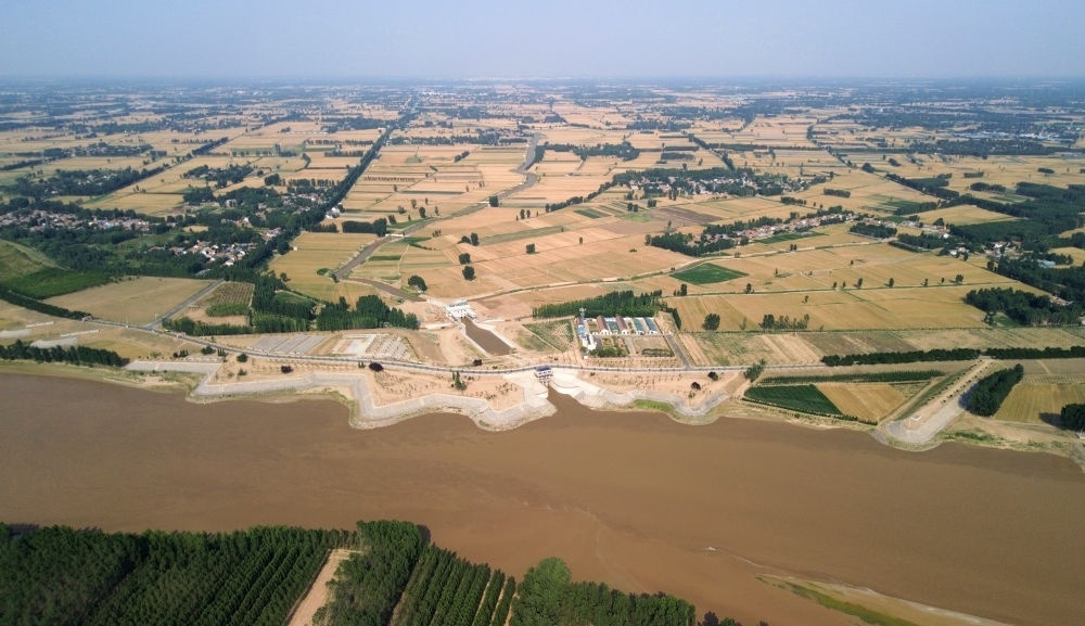 2024年6月19日，位于黃河高青段的馬扎子引黃閘開閘引水（無人機照片）。5月1日至6月18日，山東省累計啟用引黃閘63座，引黃河水量10.06億立方米，保障農(nóng)業(yè)灌溉需求。