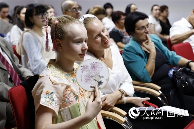 現(xiàn)在嘉賓觀看表演。傅永山攝