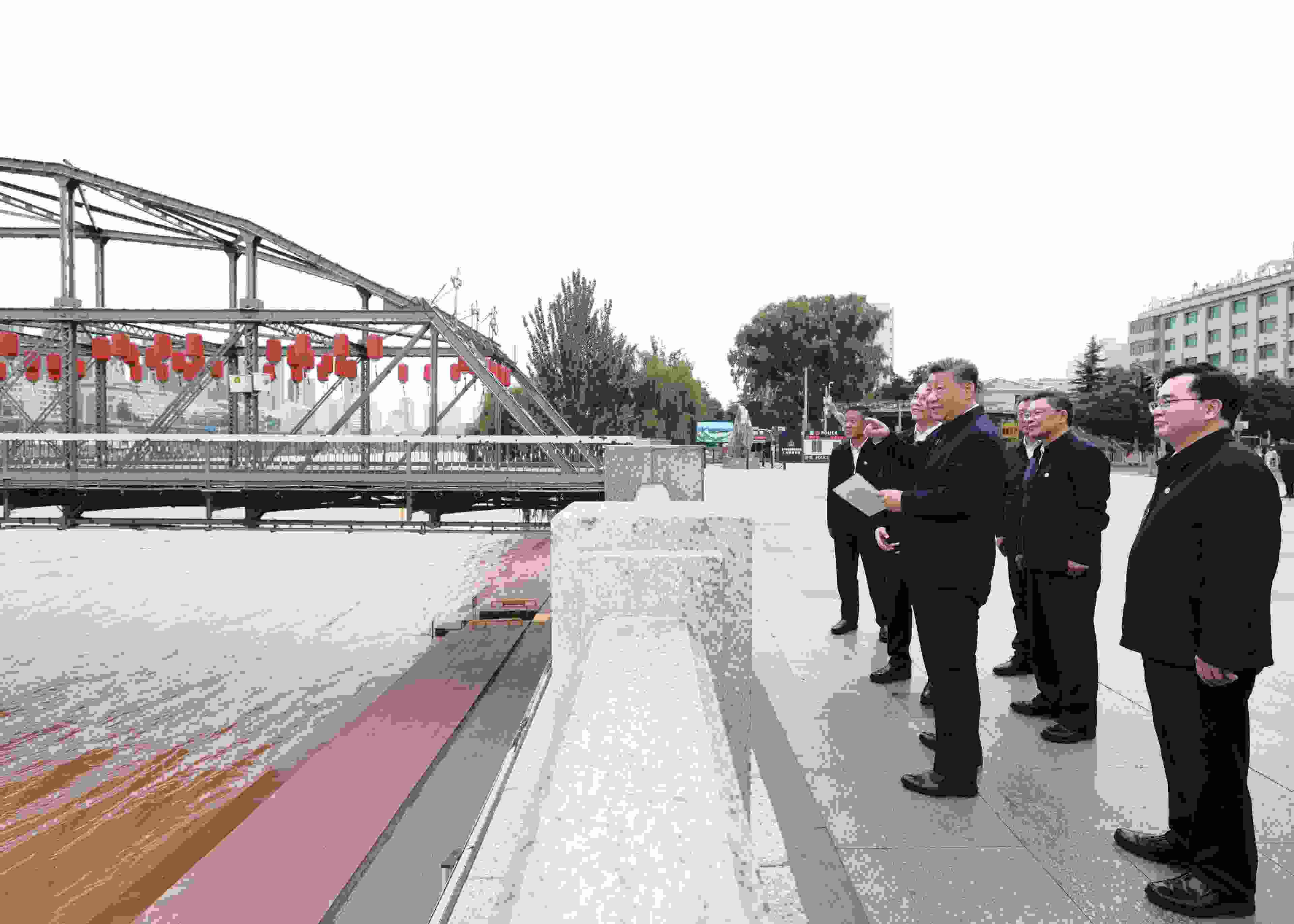 △ 2024年9月11日，習(xí)近平總書記來(lái)到甘肅省蘭州市黃河蘭州中山橋段，了解當(dāng)?shù)赝苿?dòng)黃河流域生態(tài)保護(hù)情況。
