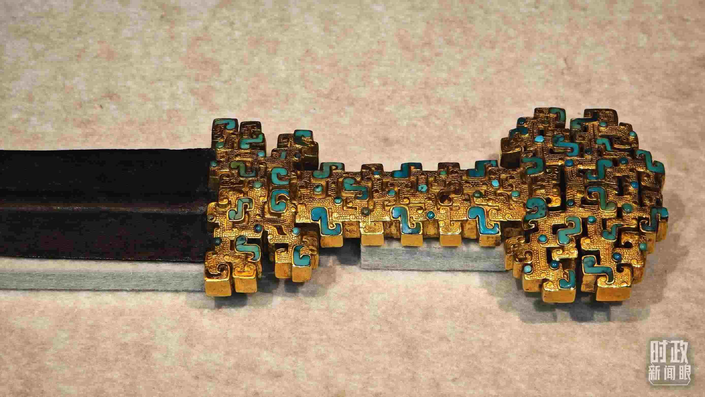 △這是1992年寶雞市益門二號(hào)墓出土的金柄鐵劍，劍柄嵌有綠松石。（總臺(tái)央視記者彭漢明拍攝）