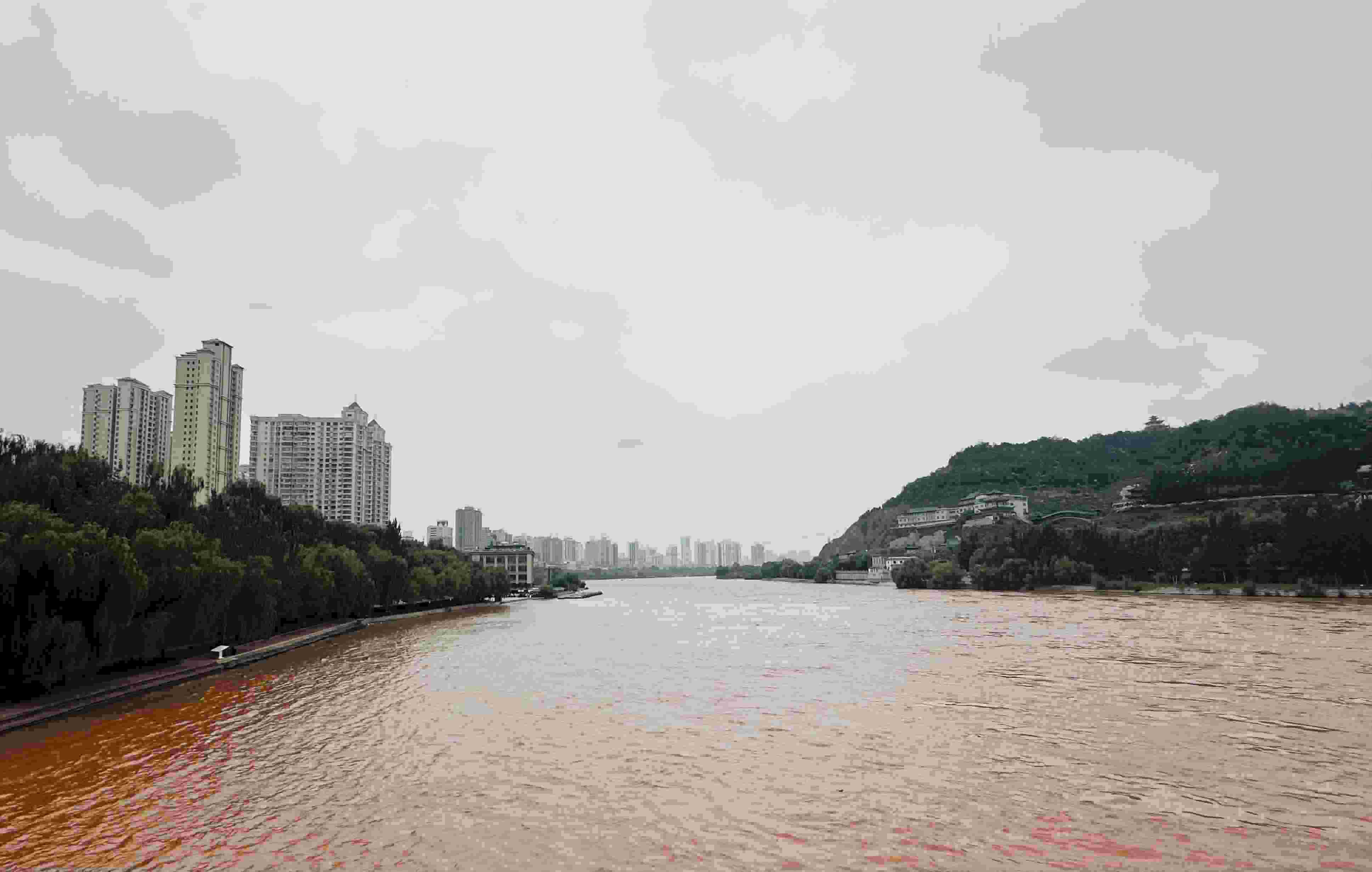 △黃河蘭州段。（總臺(tái)央視記者陸泓宇拍攝）