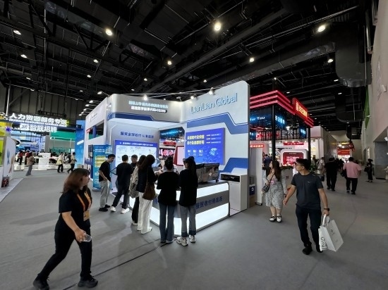 觀眾在展區(qū)了解相關(guān)金融服務。人民網(wǎng)記者 黃盛攝