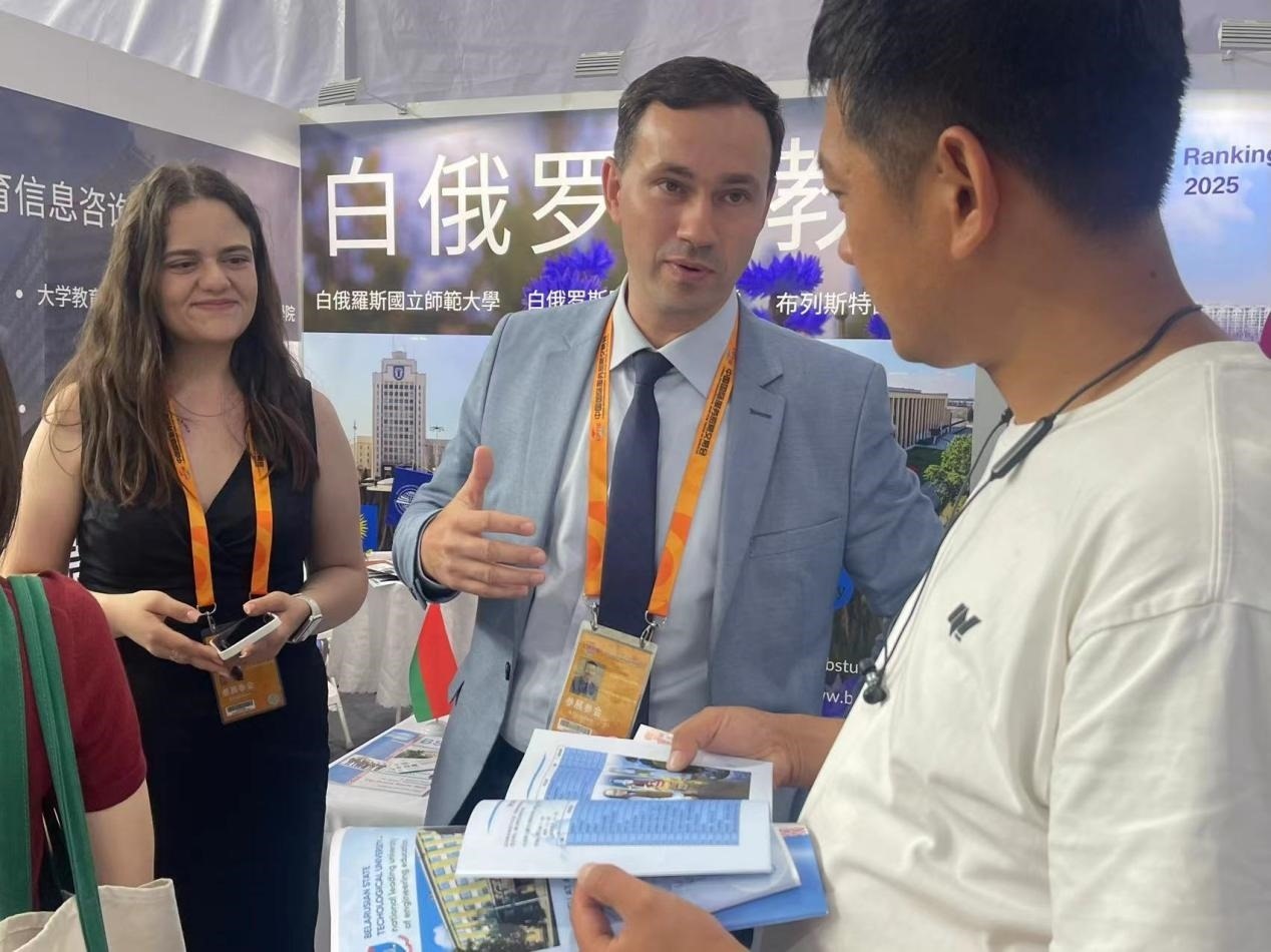 觀眾在展臺咨詢。人民網記者 何旭攝