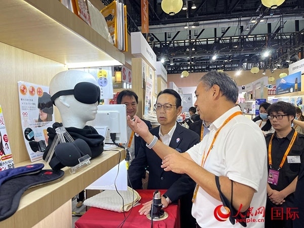 日本駐華大使金杉憲治（左二）參觀2024年服貿(mào)會日本館。人民網(wǎng)記者 盛楚宜攝