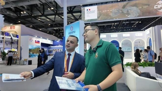 伊和·阿塔里扎德介紹阿塞拜疆產(chǎn)業(yè)園。人民網(wǎng)記者 楊倩攝