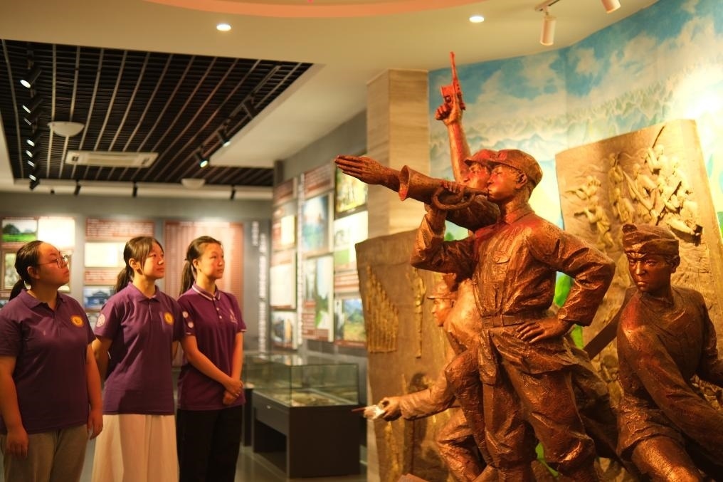 7月26日，南開大學(xué)實踐隊在環(huán)江革命陳列館了解毛南族人民在黨的領(lǐng)導(dǎo)下進行革命斗爭的歷程。（受訪者供圖）