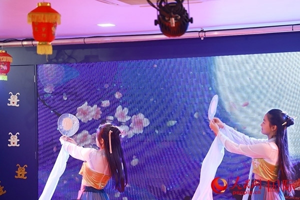 巴西華僑華人表演舞蹈《千里共嬋娟》。人民網(wǎng)記者 陳海琪攝