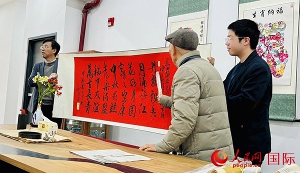 旅秘書法家向現(xiàn)場觀眾展示書法作品。人民網(wǎng)記者 宋亦然攝