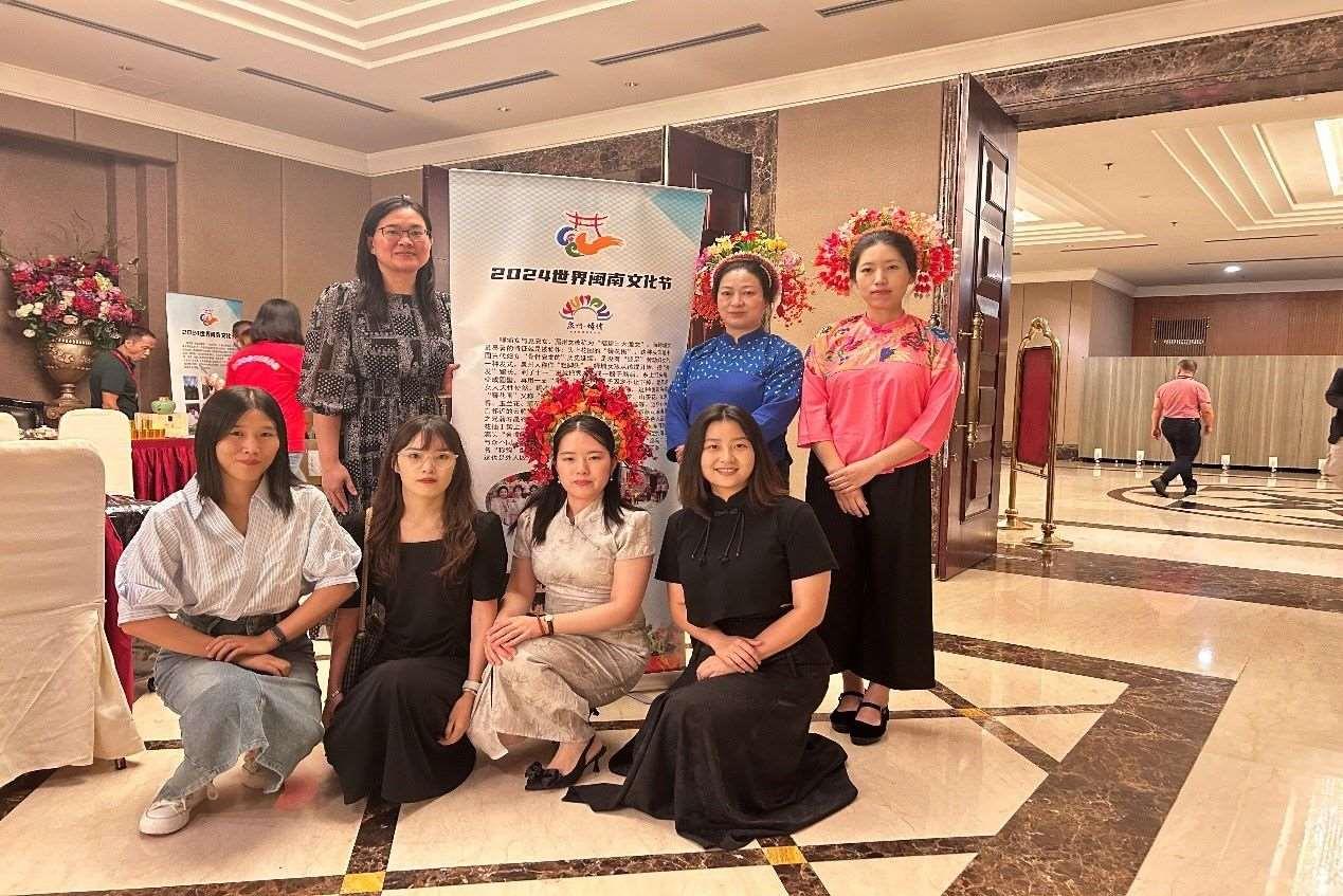 阿拉扎大學(xué)孔子學(xué)院老師和簪花圍傳承人合影。阿拉扎大學(xué)孔子學(xué)院供圖