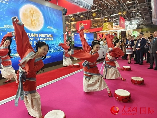 “你好！中國”展臺開幕式上的中國傳統(tǒng)舞蹈表演。人民網(wǎng)記者 尚凱元攝