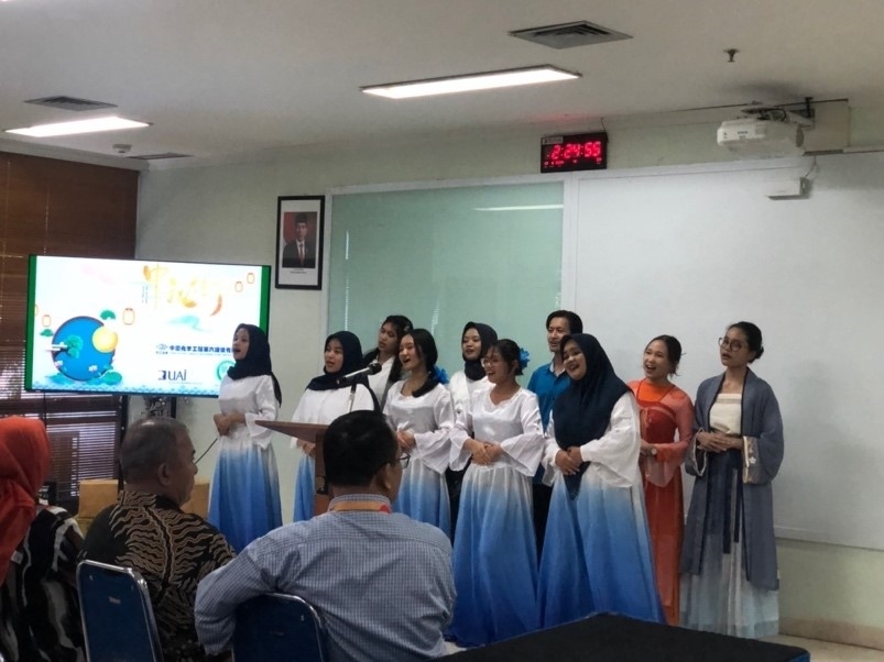 阿拉扎大學中文系學生演唱中文歌曲?；顒又鬓k方供圖