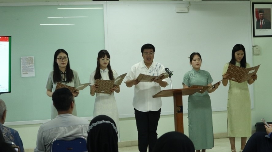 阿拉扎大學孔子學院志愿者教師表演詩朗誦?；顒又鬓k方供圖