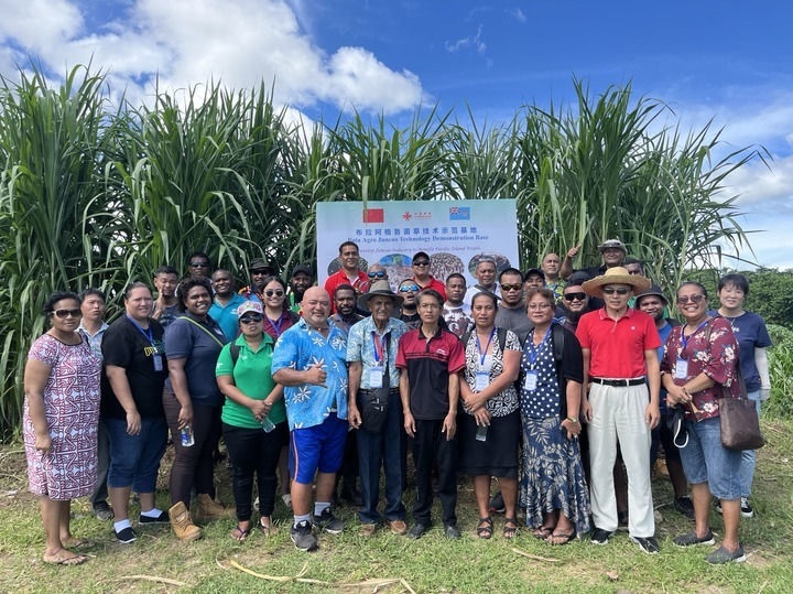 2024年2月28日，來(lái)自巴布亞新幾內(nèi)亞、湯加、庫(kù)克群島、薩摩亞、瑙魯?shù)葒?guó)家的“太平洋島國(guó)菌草技術(shù)培訓(xùn)班”學(xué)員在斐濟(jì)布拉阿格魯菌草技術(shù)示范基地合影。新華社發(fā)（中國(guó)援斐濟(jì)菌草技術(shù)示范中心供圖）