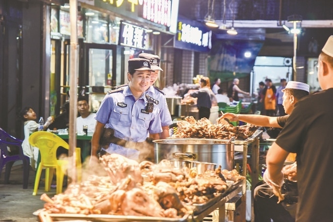 8月9日，甘肅省華亭市公安局組織民警輔警在夜市開展巡邏檢查。張亞強攝