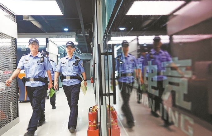 ▲7月6日，山西省新絳縣公安局龍興派出所組織警力對網(wǎng)吧等場所進行集中治安檢查。高新生攝