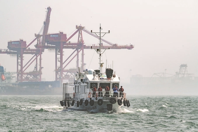 ?7月5日，秦皇島出入境邊防檢查站聯(lián)合秦皇島市公安局水陸巡特警支隊開展海上聯(lián)合巡航。陳凈萱攝