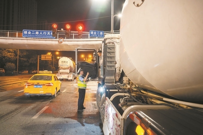 7月25日，陜西省西安市公安局交警支隊開展全市中重型貨車及面包車違法異地互查整治行動。孫崇明攝