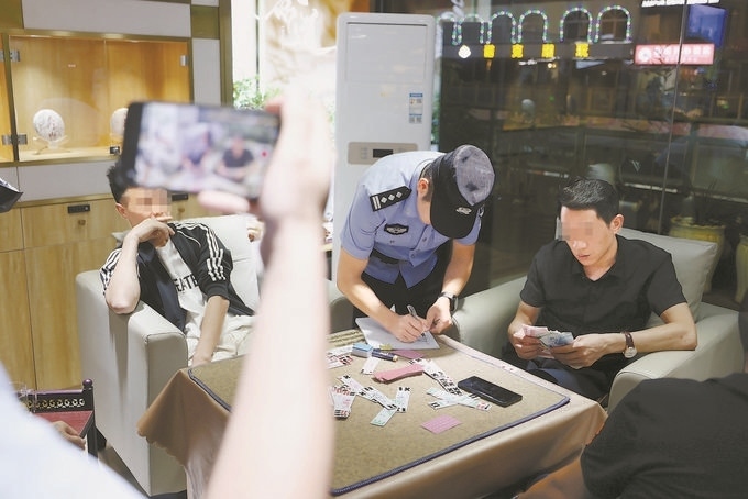 9月7日，云南省昆明市公安機關(guān)對棋牌室開展檢查。