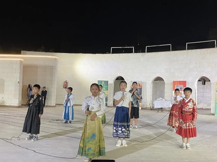 東方藝術(shù)文化館小朋友的詩(shī)朗誦表演。開(kāi)羅中國(guó)文化中心供圖