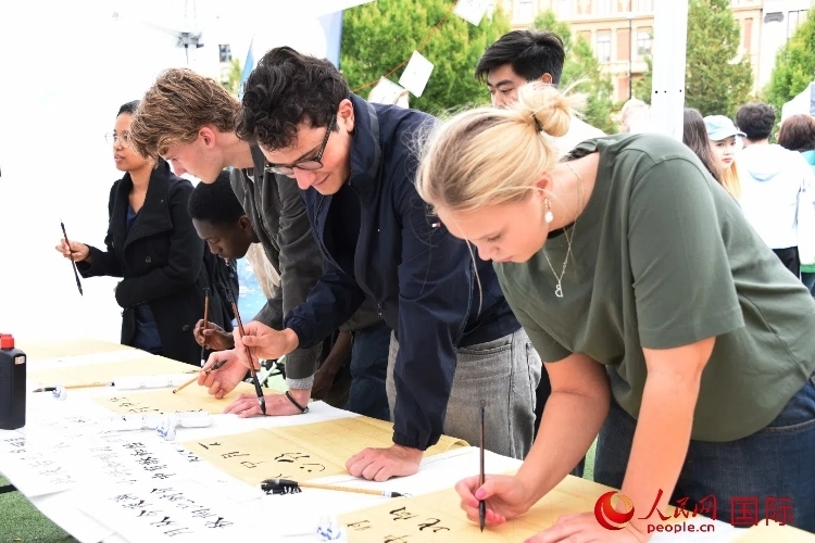 體驗中國書法。人民網(wǎng)記者 殷淼攝