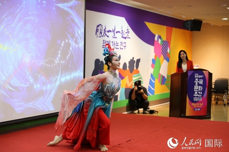 中國(guó)演員在中國(guó)文化周開幕式上表演舞蹈。人民網(wǎng)記者 莽九晨攝