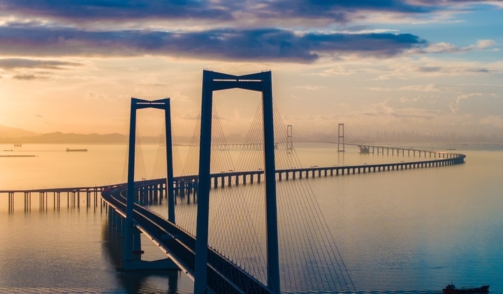 2024年6月27日，沐浴在晨曦中的深中通道（無(wú)人機(jī)照片）。新華社記者毛思倩 攝