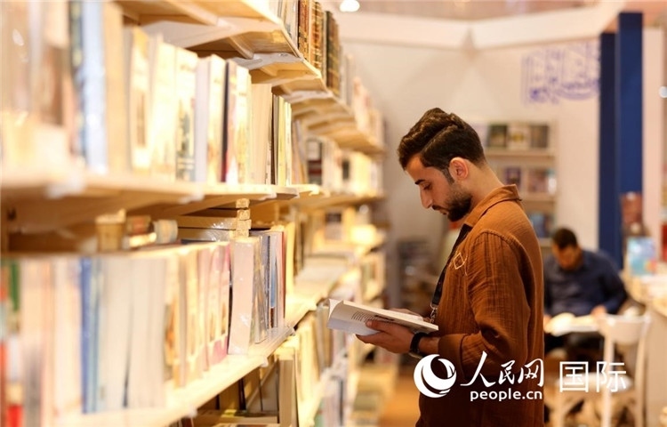 一位民眾在讀書(shū)。人民網(wǎng)中東中心分社奧馬爾·哈利勒攝