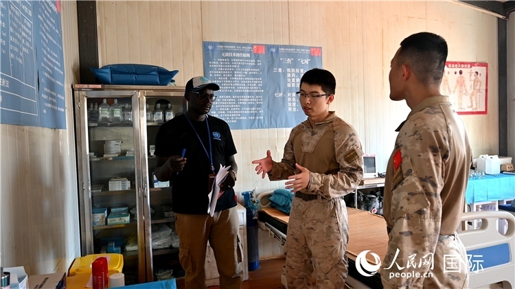 圖4 介紹醫(yī)療設施。孫千攝