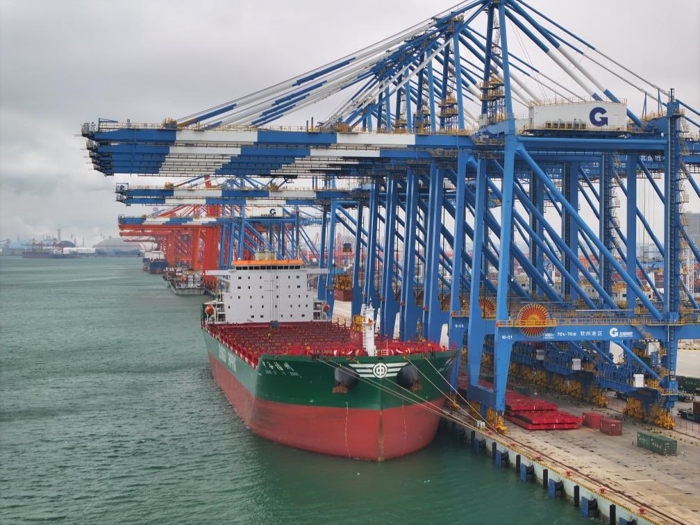 2月23日拍攝的廣西北部灣港欽州港區(qū)的碼頭堆場(chǎng)（無(wú)人機(jī)照片）。新華社記者 周華 攝