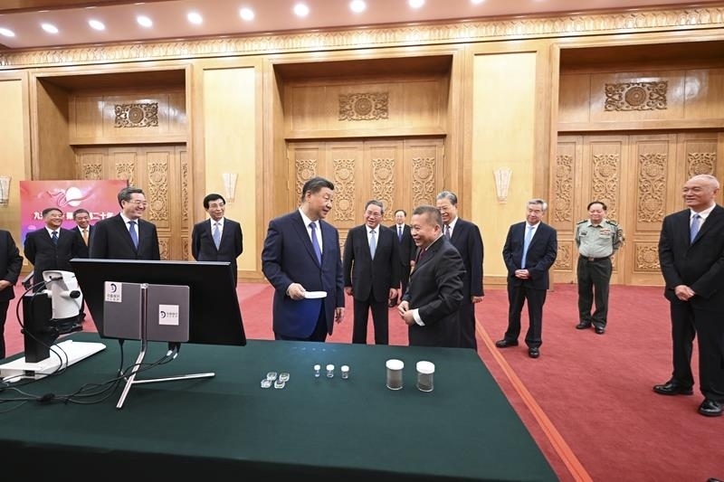 △2024年9月23日，習近平總書記等參觀月球樣品和探月工程成果展覽。