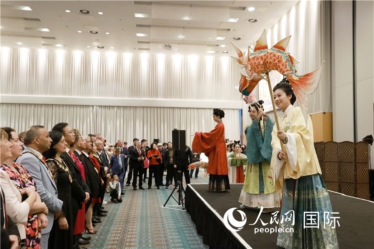 2、留學(xué)生表演了漢服展示《絲路霓裳》。邢雪攝