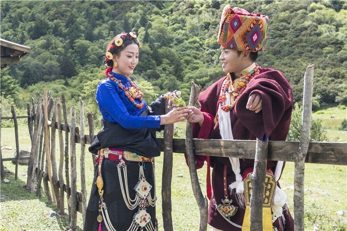 康定情歌（木格措）風(fēng)景區(qū)中的一對(duì)年輕人。林革文攝