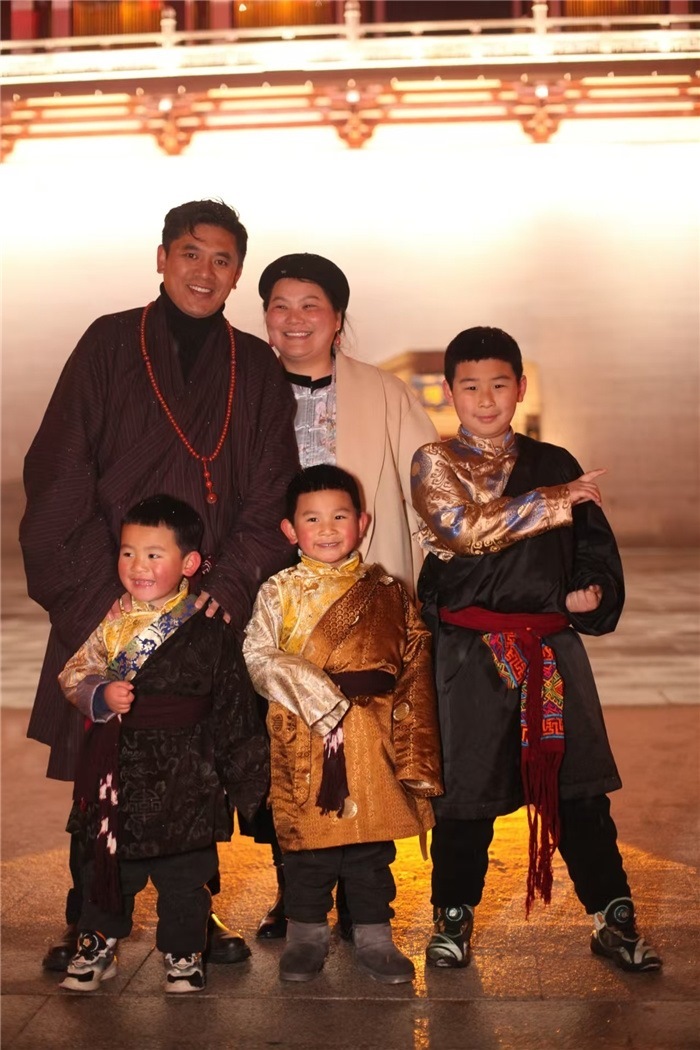 康定的節(jié)日氛圍多元和諧。圖為2024年元宵夜，洛讓銀登一家五口在旅行中拍攝的合影。資料圖片