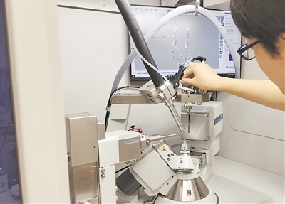 科研人員使用X射線衍射儀研究σ鍵。圖片來源：日本北海道大學(xué)