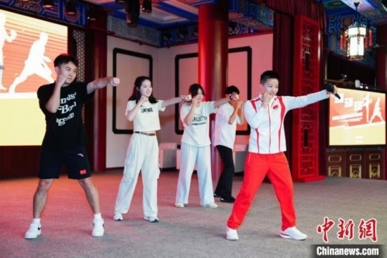 巴黎奧運會拳擊冠軍吳愉現(xiàn)場教學(xué)。上海市港澳辦供圖