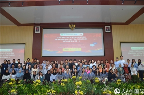 與會(huì)嘉賓與阿拉扎大學(xué)師生合影。人民網(wǎng)記者 李培松攝