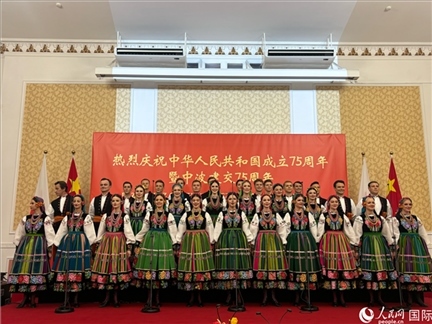 波蘭馬佐夫舍歌舞團(tuán)現(xiàn)場(chǎng)演出。人民網(wǎng)記者 禹麗敏攝