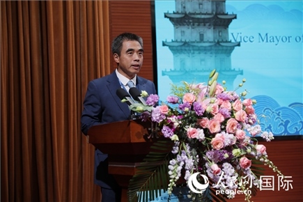 泉州市人民政府副市長姚飛在“走進中華文明——海絲印記 世遺泉州”主題人文交流活動中致辭。人民網(wǎng) 王婧攝