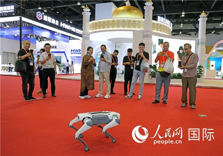 東博會上，觀眾正在參觀一只機器狗。綠色能源、新能源汽車、綠色農(nóng)產(chǎn)品等成為本屆東博會觀眾關注的焦點。人民網(wǎng)記者 趙益普攝