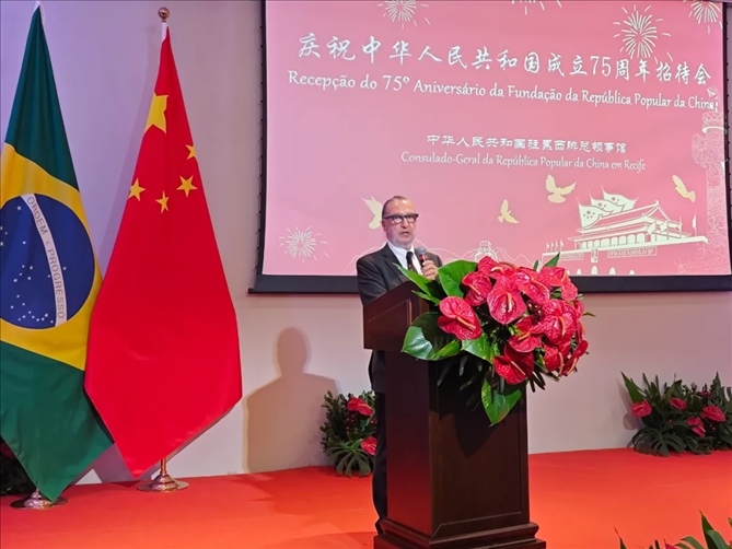 巴西外交部駐東北部地區(qū)辦公室主任德寶拉大使在招待會上致辭。 中國駐累西腓總領(lǐng)館供圖