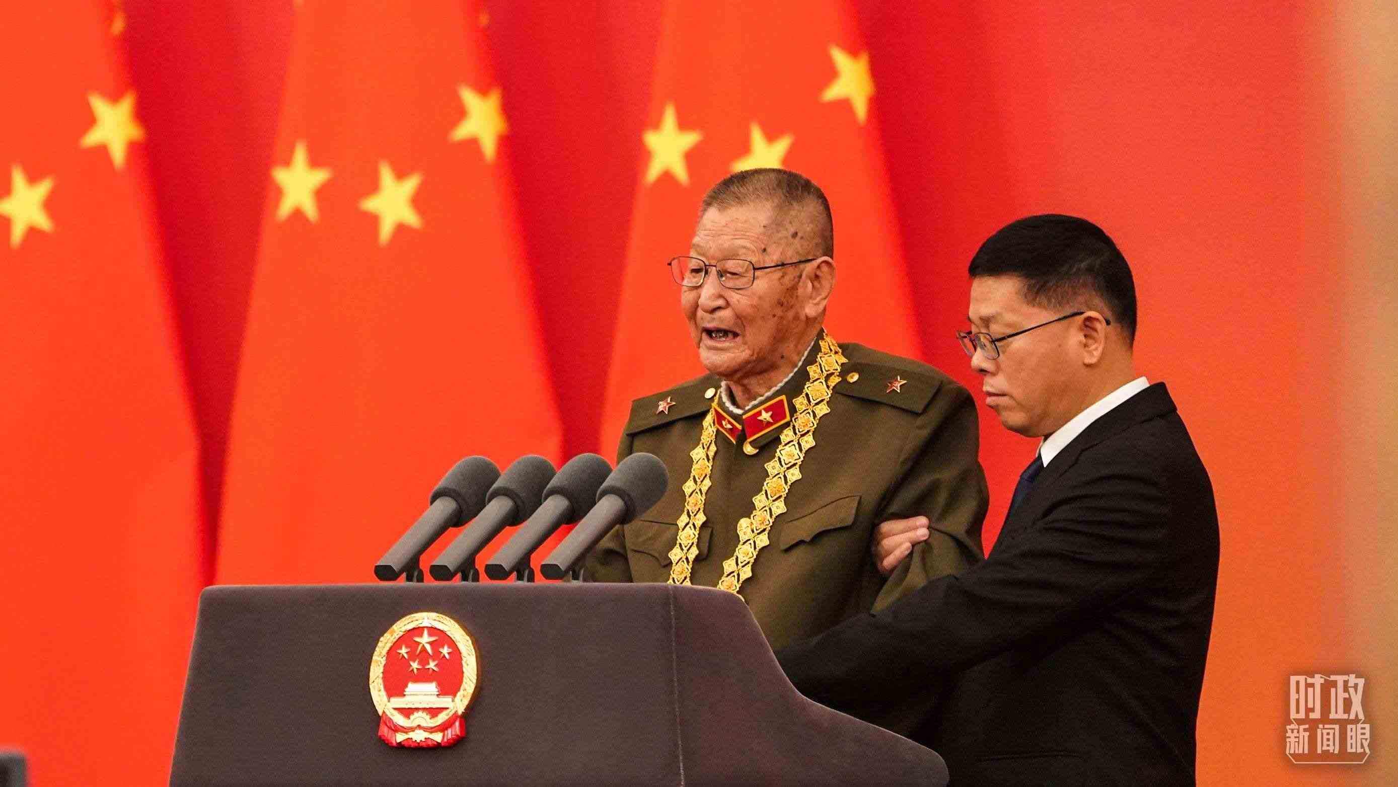 “共和國(guó)勛章”獲得者黃宗德在頒授儀式上發(fā)言。（總臺(tái)記者李晉拍攝）