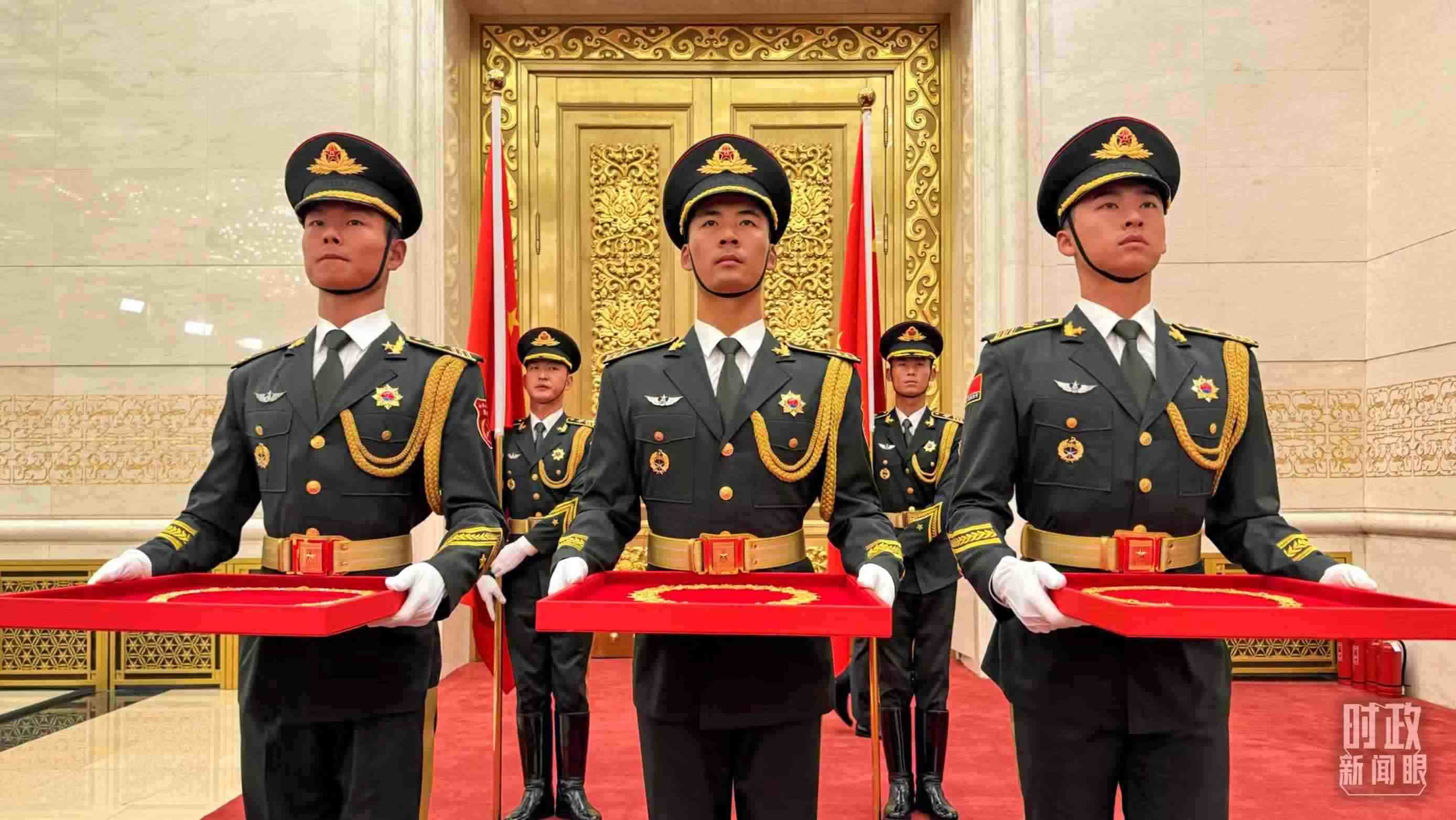 禮兵手捧共和國(guó)勛章、友誼勛章和國(guó)家榮譽(yù)稱號(hào)獎(jiǎng)?wù)?。（總臺(tái)央視記者李增仁拍攝）