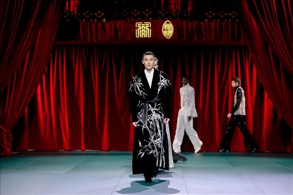 9月28日，模特在法國巴黎舉行的“2024巴黎·恭王府服飾秀”上展示服裝（主辦方供圖）