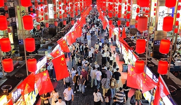 國(guó)慶臨近，河南省洛陽(yáng)市老城歷史文化街區(qū)裝扮一新，國(guó)旗招展，處處洋溢著濃厚的國(guó)慶節(jié)日氛圍。來(lái)源：人民圖片網(wǎng)